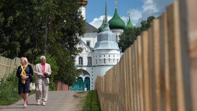 Прохожие у Свято-Введенского Толгского женского монастыря в городе Ярославле