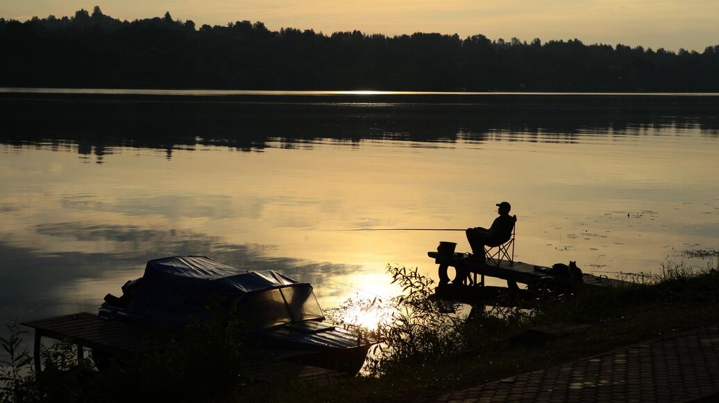 © РИА Новости / Юлий АхромеевПерейти в медиабанк<br>Рыбалка на набережной Волги. Архивное фото