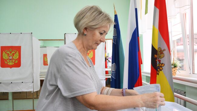 Женщина голосует на выборах Женщина голосует на выборах