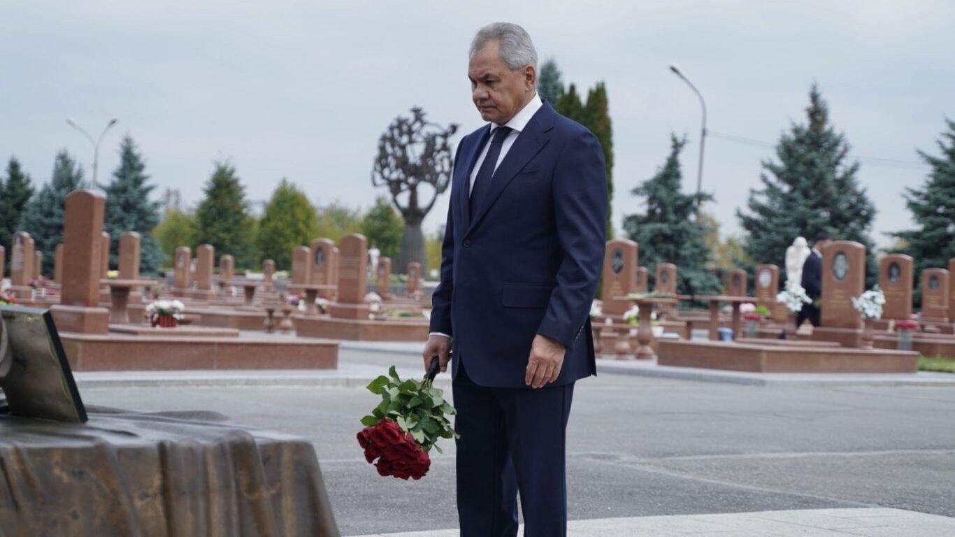 Сергей Шойгу почтил память жертв теракта в школе №1 Беслана - РИА Новости, 1920, 28.08.2024