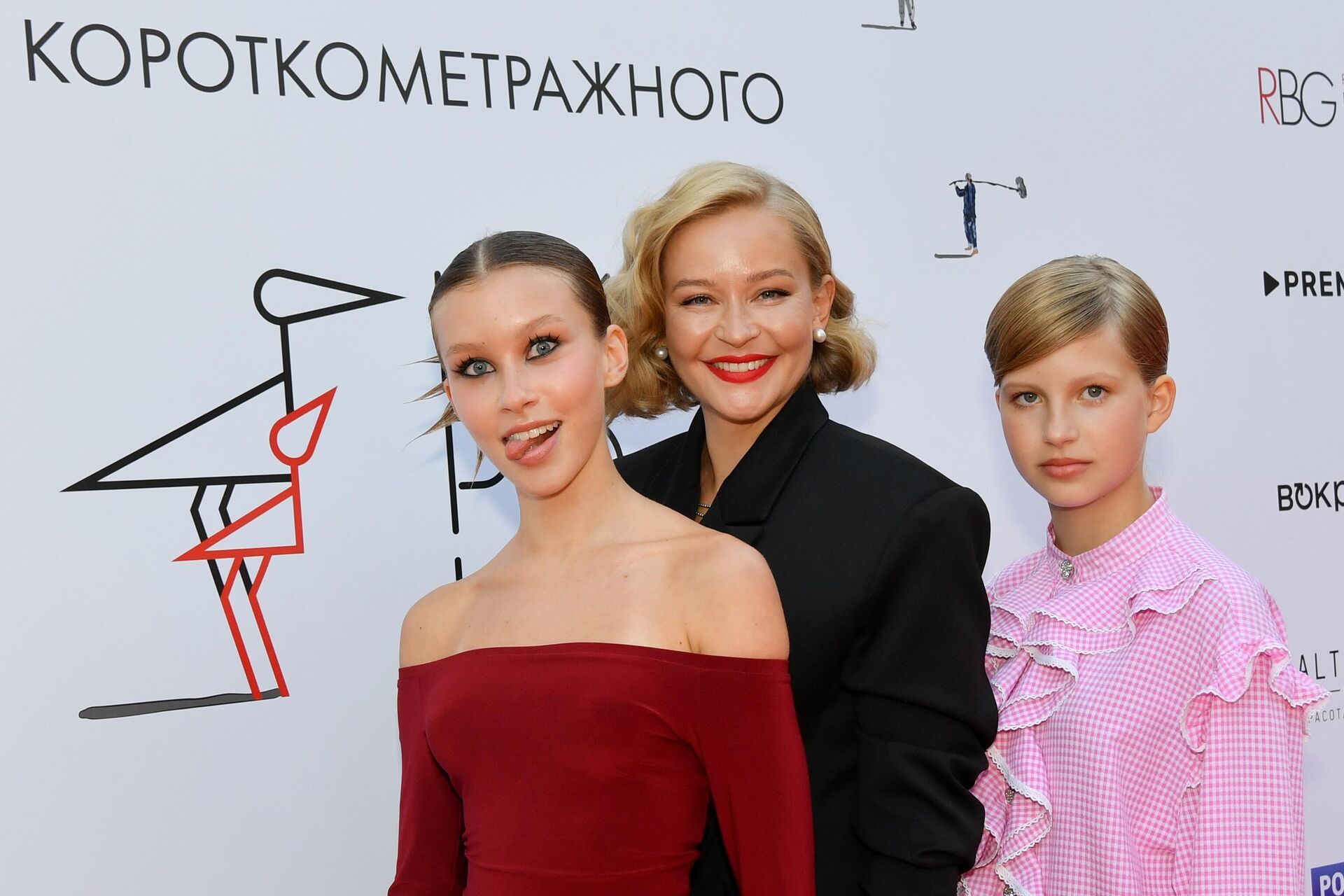 Актриса Юлия Пересильд с дочерьми Анной (слева) и Марией на кинофестивале КОРОЧЕ в Калининграде Актриса Юлия Пересильд с дочерьми Анной (слева) и Марией на кинофестивале КОРОЧЕ в Калининграде - РИА Новости, 1920, 27.10.2025