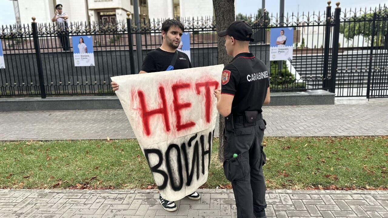 Активисты блока Победа провели в Кишиневе одиночные пикеты против милитаризации Молдавии - РИА Новости, 1920, 28.08.2024