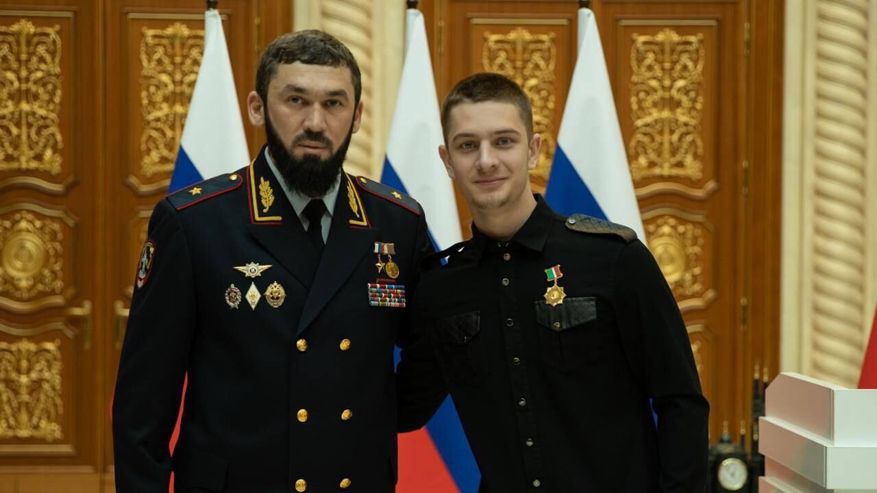 Медаль За заслуги перед Чеченской Республикой присвоена директору спортивного клуба Ахмат Эли Кадырову - РИА Новости, 1920, 28.08.2024