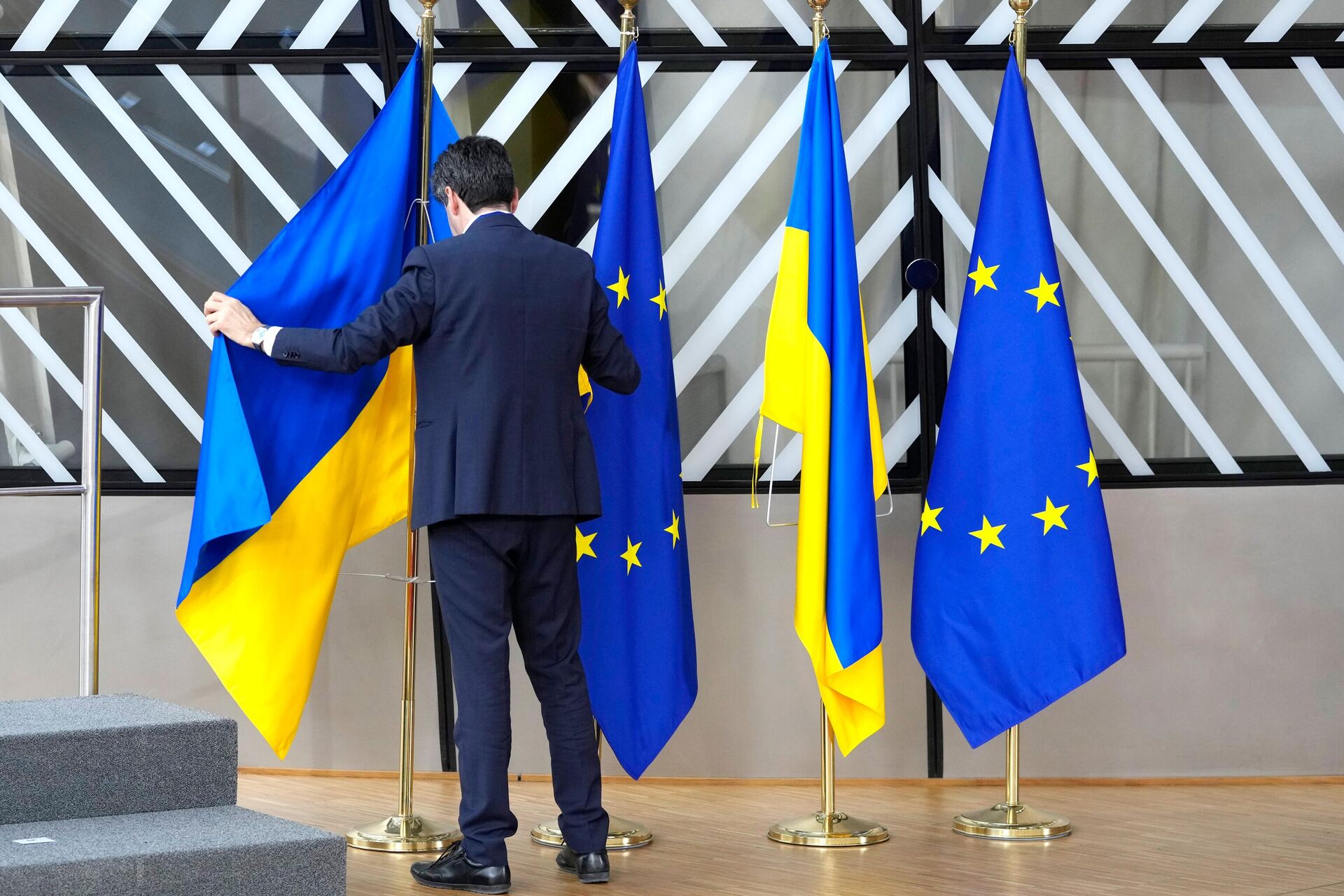 Флаги Украины и ЕС в Брюсселе Флаги Украины и ЕС в Брюсселе - РИА Новости, 1920, 29.07.2025