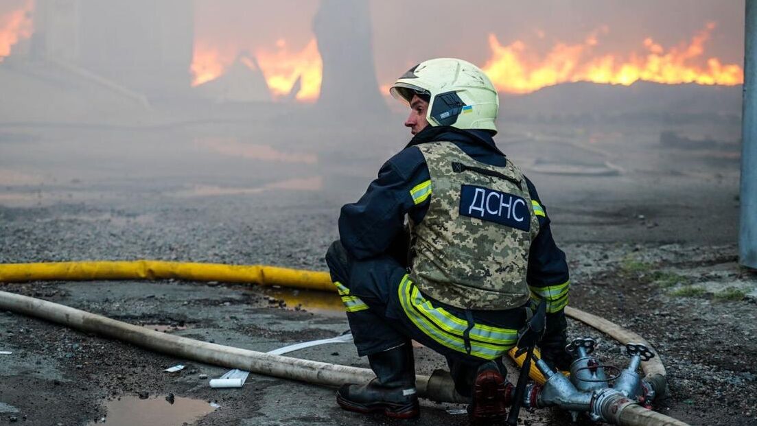 Украинские пожарные на месте пожара на территории предприятия в Черкассах - РИА Новости, 1920, 02.09.2024