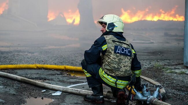 Украинские пожарные на месте пожара на территории предприятия в Черкассах