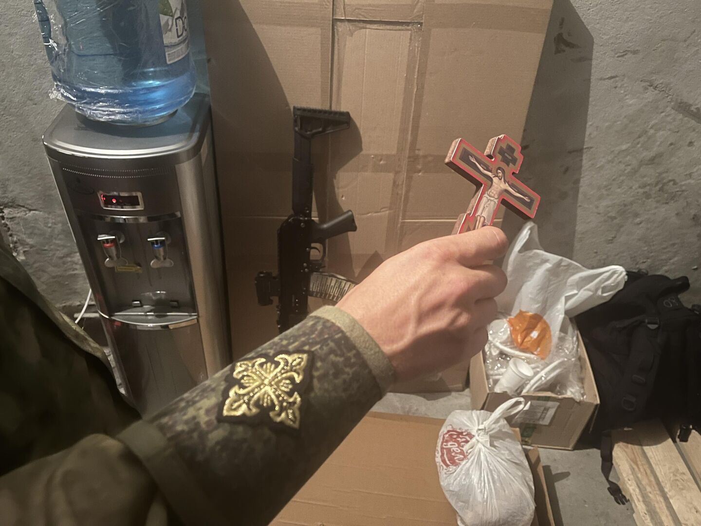 На пост иногда приезжает священник На пост иногда приезжает священник