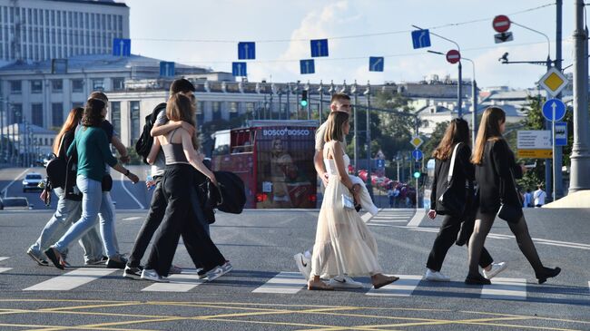 Люди переходят пешеходный переход в Москве