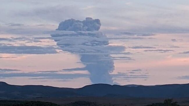 Пепловый выброс на вулкане Карымский на Камчатке