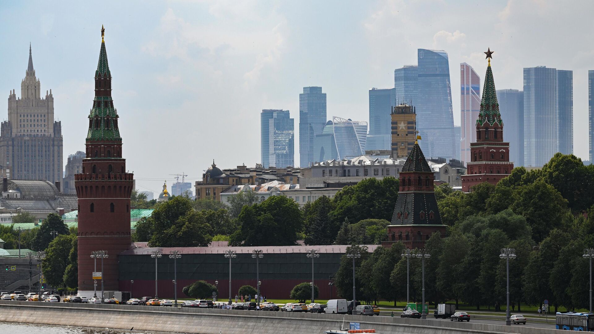 Панорамный вид на Московский кремль и Москва-реку0