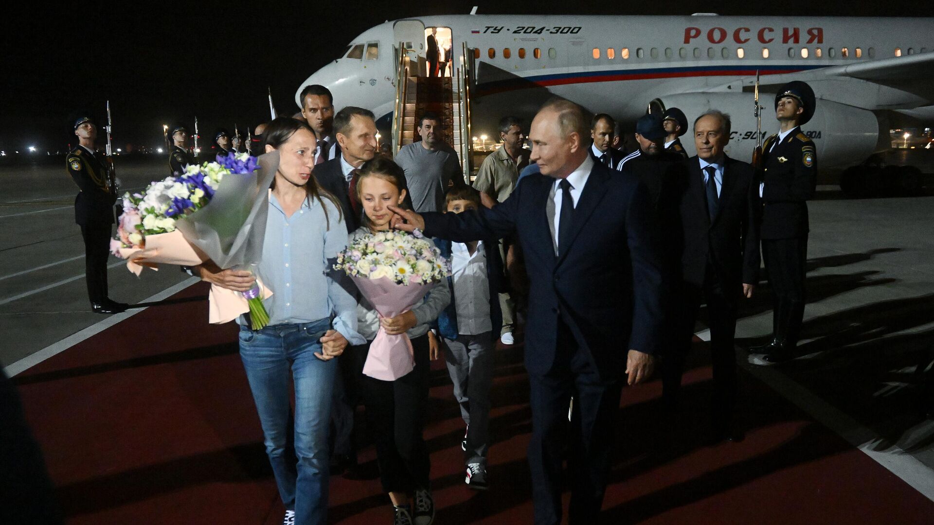 Президент РФ Владимир Путин встречает в аэропорту Внуково граждан России, которые были освобождены в результате обмена - РИА Новости, 1920, 15.06.2025