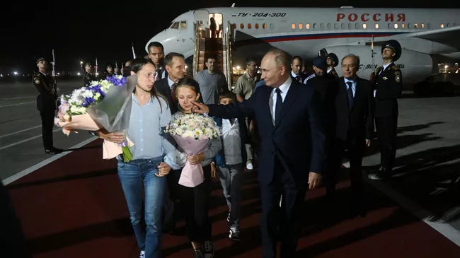 Президент РФ Владимир Путин встречает в аэропорту Внуково граждан России, которые были освобождены в результате обмена