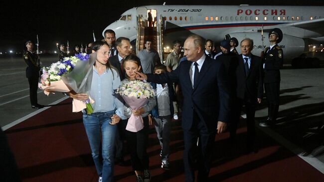Президент РФ Владимир Путин встречает в аэропорту Внуково граждан России, которые были освобождены в результате обмена