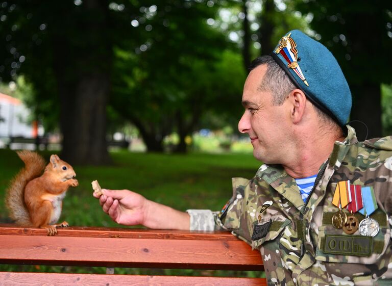 Ветеран-десантник во время празднования Дня Воздушно-десантных войск в Парке Горького в Москве