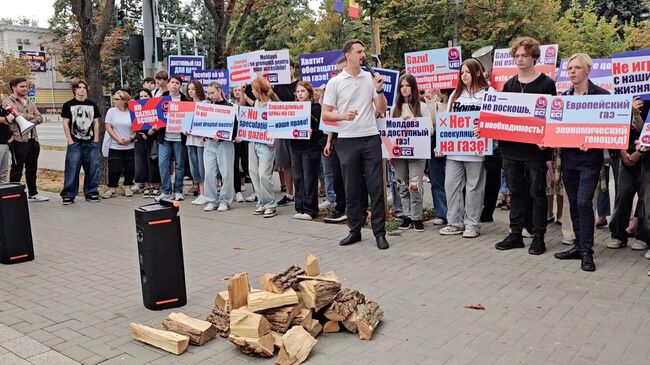 Активисты и сторонники молдавского оппозиционного в блока Победа провели акцию у здания администрации президента страны Майи Санду против энергетической политики властей. 30 августа 2024