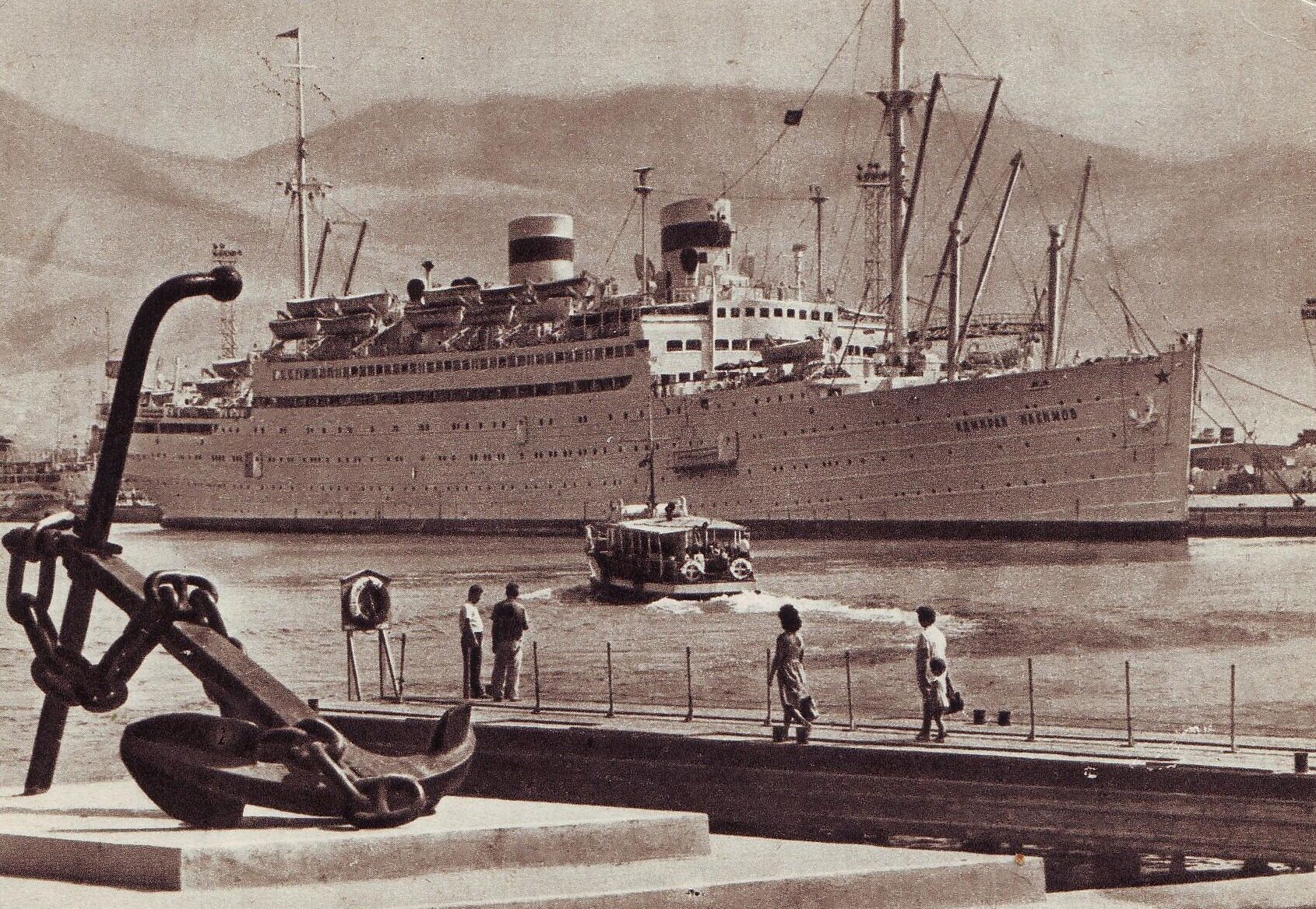 Адмирал Нахимов в порту Новороссийска. Фотооткрытка 1966 года - РИА Новости, 1920, 30.08.2024