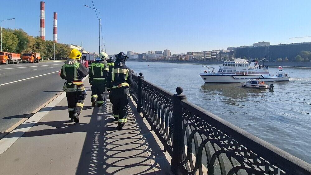 Пожарный корабль Полковник Чернышев, задействованный в тушении пожара в административном здании на Бережковской набережной в Москве. 31 августа 2024 - РИА Новости, 1920, 31.08.2024