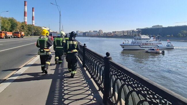 Пожарный корабль Полковник Чернышев, задействованный в тушении пожара в административном здании на Бережковской набережной в Москве. 31 августа 2024