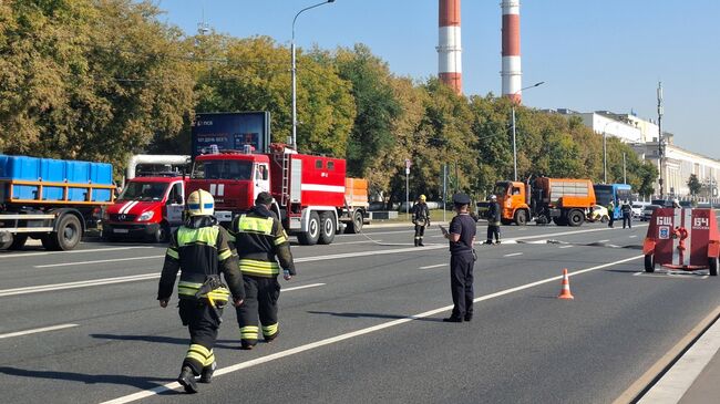 Спасатели на месте пожара в Москве