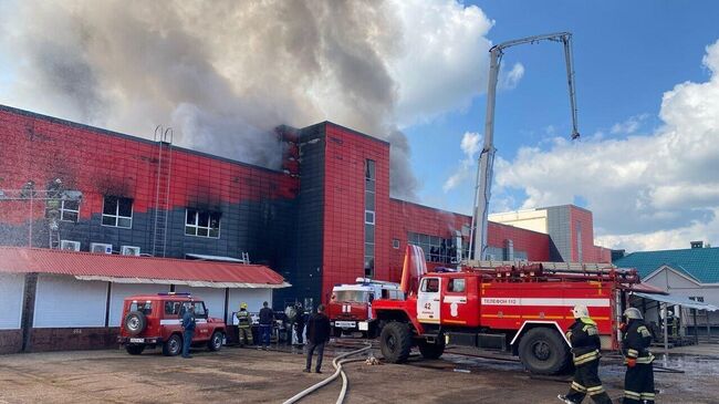 Ликвидация пожара в торговом центре в башкирском городе Салават