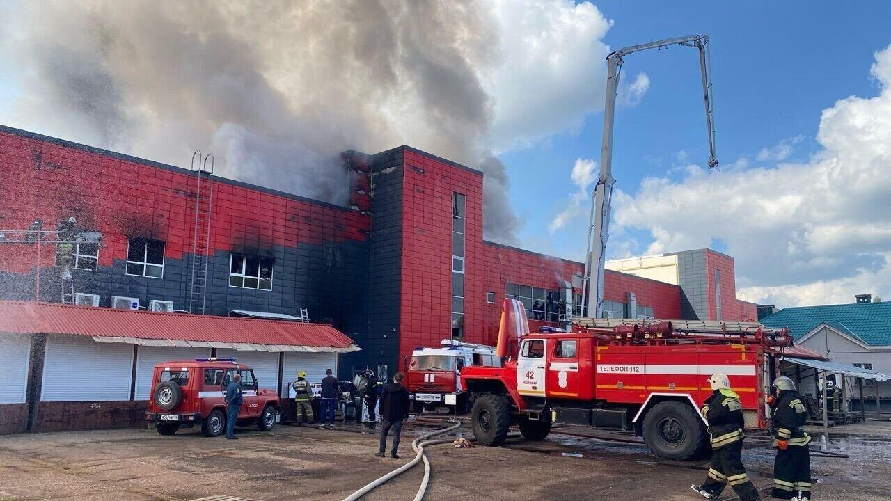 Ликвидация пожара в торговом центре в башкирском городе Салават - РИА Новости, 1920, 31.08.2024