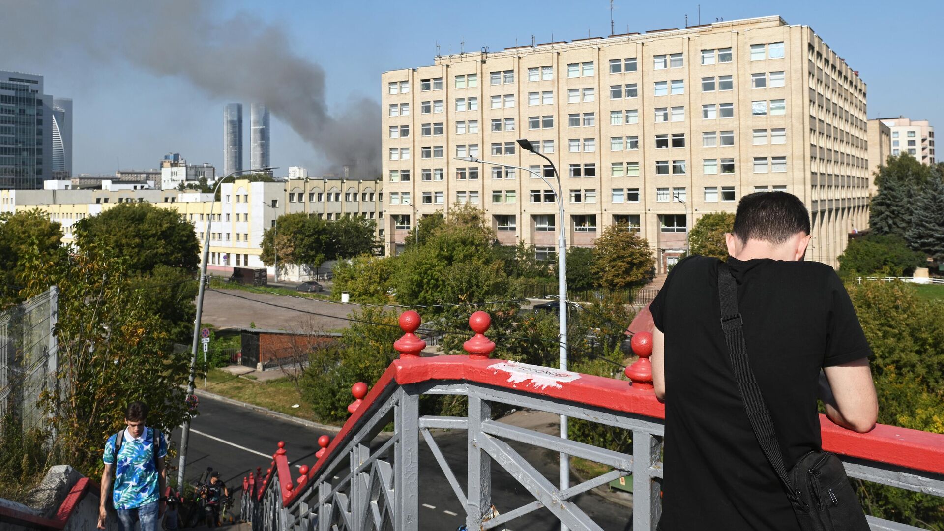 Дым от пожара в административном здании на Бережковской набережной в Москве. 31 августа 2024 - РИА Новости, 1920, 31.08.2024