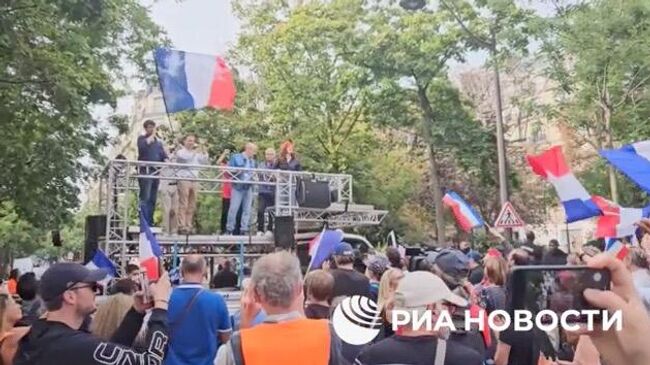 Митинг с требованием отставки президента Франции Эммануэля Макрона в Париже