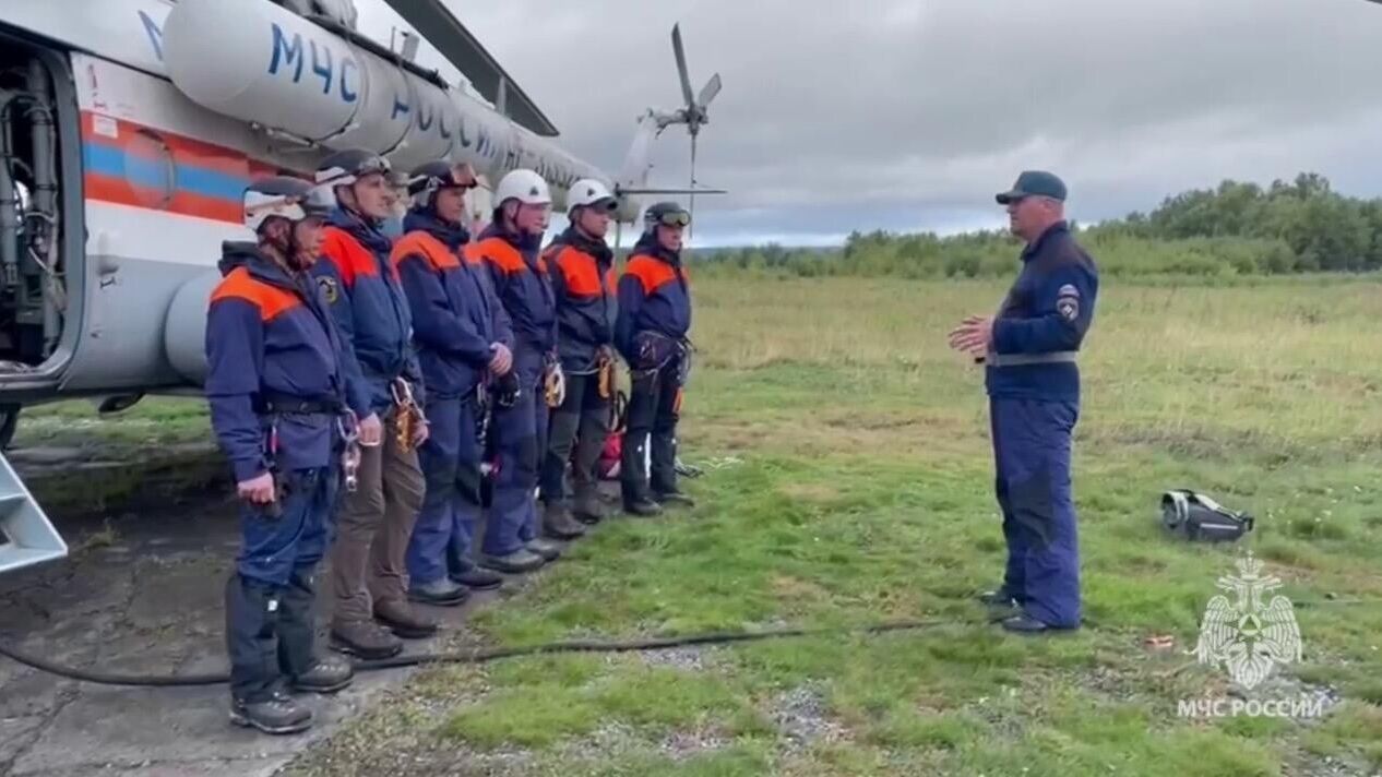 Вертолет Ми-8 МЧС России вылетел на место крушения воздушного судна на Камчатке  - РИА Новости, 1920, 01.09.2024