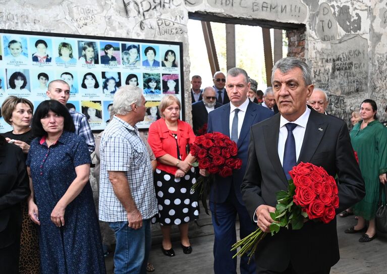 Глава Республики Северная Осетия - Алания Сергей Меняйло и председатель ЛДПР, председатель комитета Государственной Думы РФ по международным делам Леонид Слуцкий во время траурных мероприятий в 20-летнюю годовщину трагедии в школе No 1 в Беслан