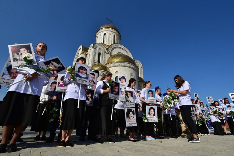 Участники траурных мероприятий в 20-летнюю годовщину трагедии в школе № 1 в Беслане