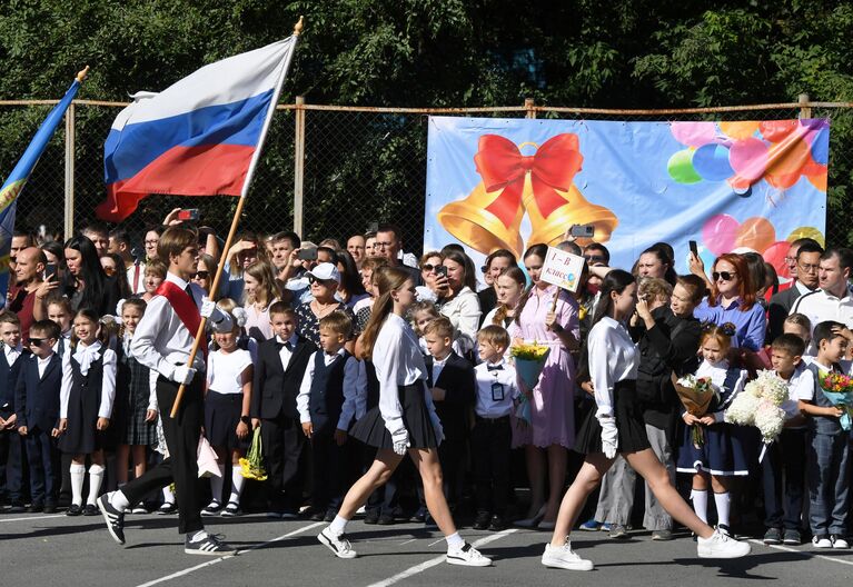 Школьники во время торжественной линейки, посвященной началу учебного года, в гимназии №2 во Владивостоке