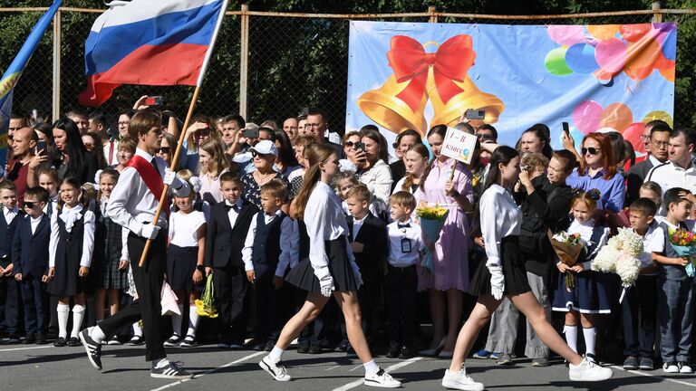 Школьники во время торжественной линейки, посвященной началу учебного года, в гимназии №2 во Владивостоке