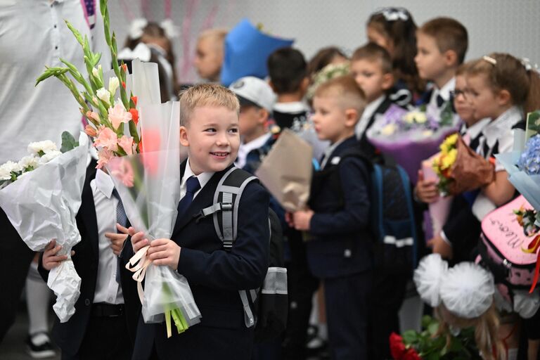 Первоклассник перед началом торжественной линейки, посвященной началу учебного года, в школе №629 в Москве