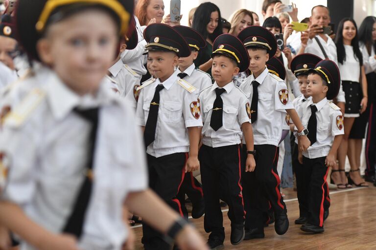 Первоклассники во время торжественной линейки, посвященной началу учебного года, в школе №30 в Симферополе