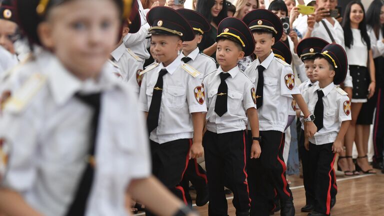 Первоклассники во время торжественной линейки, посвященной началу учебного года, в школе №30 в Симферополе