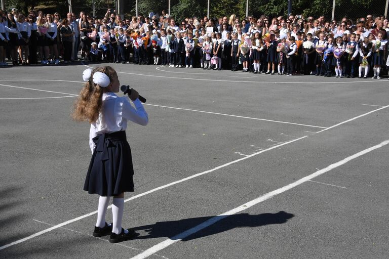 Первоклассники во время торжественной линейки, посвященной началу учебного года, в гимназии №2 во Владивостоке