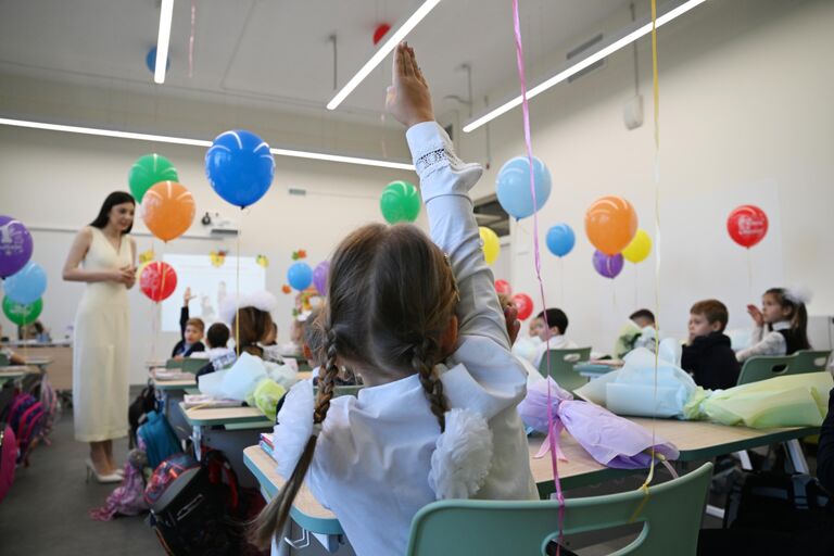 Первоклассники в классе после торжественной линейки, посвященной началу учебного года, в школе №629 в Москве