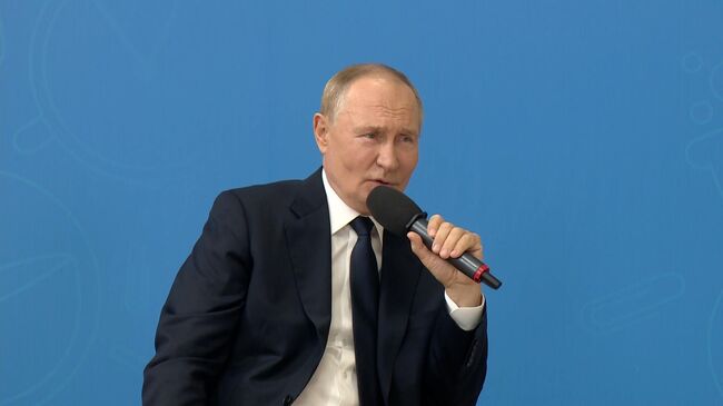 Путин: если прекратятся боевые действия, то Киеву придется отменять военное положение