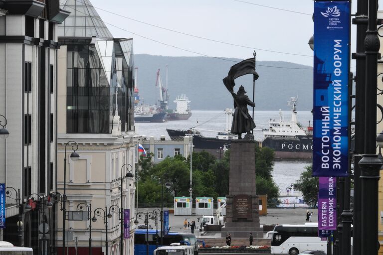 Баннеры в преддверии Восточного экономического форума на Океанском проспекте во Владивостоке