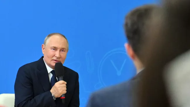 Президент России Владимир Путин проводит открытый урок Разговоры о важном во время посещения средней общеобразовательной школы No 20 им. Героев Отечества города Кызыла