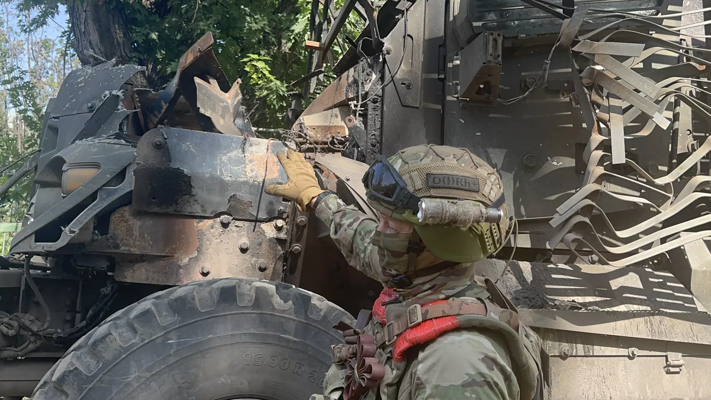 Le soldat Spetsnaz Spas montre où il a heurté la voiture avec un drone FPV