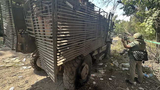 Écrans en treillis sur un véhicule blindé de transport de troupes capturés