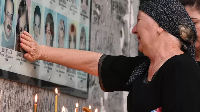 Участники траурных мероприятий в  годовщину трагедии в школе № 1 в Беслане