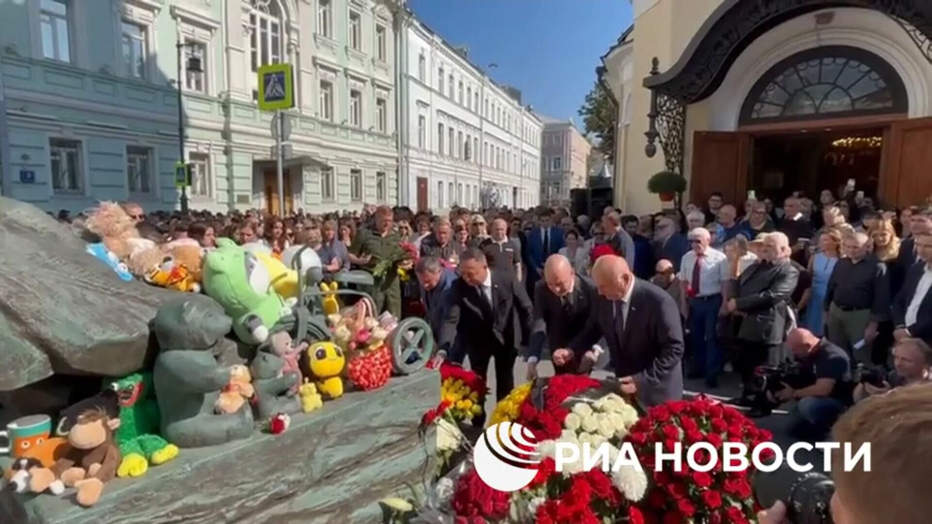 Акция памяти жертв бесланской трагедии перед Аланским подворьем в Москве - РИА Новости, 1920, 03.09.2024