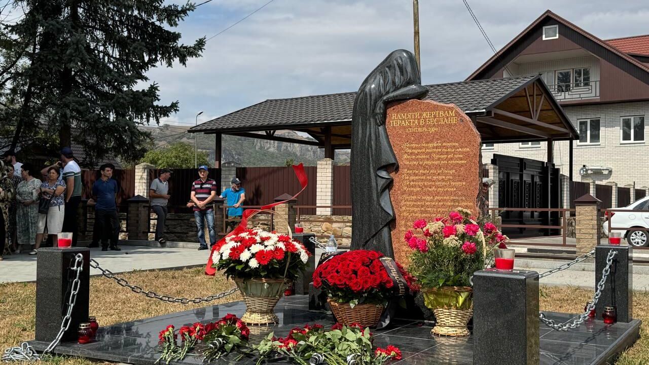 Траурный митинг памяти жертв бесланской трагедии прошел в Карачаево-Черкесии. 3 сентября 2024 - РИА Новости, 1920, 03.09.2024