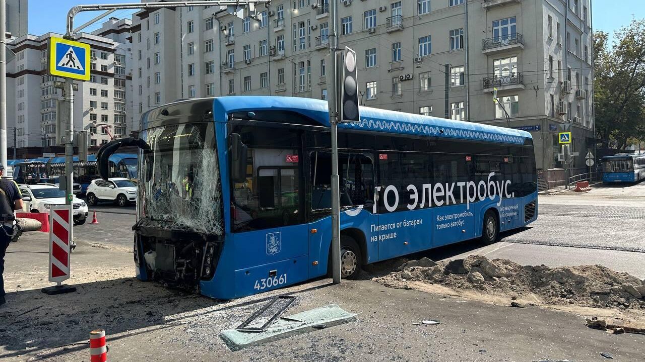 На месте ДТП с участием электробуса на Преображенской площади в Москве - РИА Новости, 1920, 03.09.2024