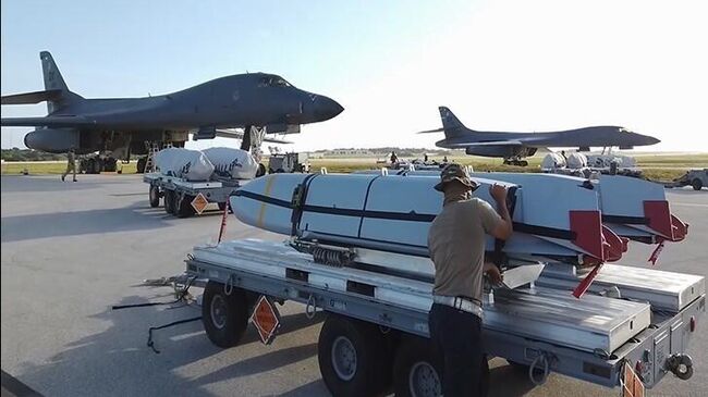 Загрузка ракет JASSM на борт стратегического бомбардировщика B-1B Lancer ВВС США