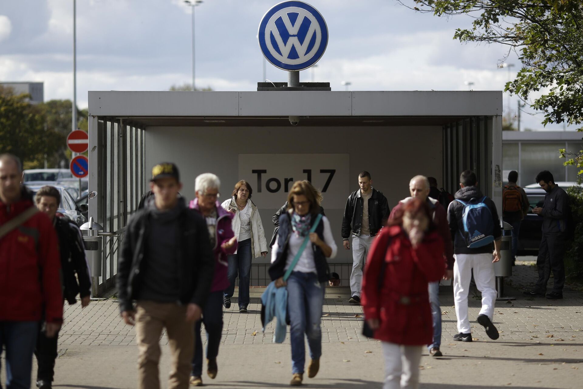 Люди покидают завод Volkswagen в городе Вольфсбург, Германия Люди покидают завод Volkswagen в городе Вольфсбург, Германия - РИА Новости, 1920, 03.04.2025