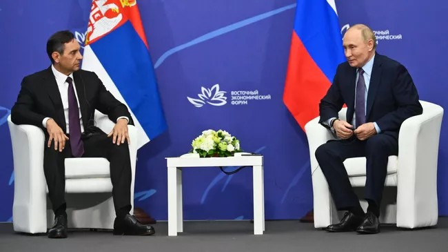 Президент России Владимир Путин и вице-премьер Сербии Александром Вулин во время встречи