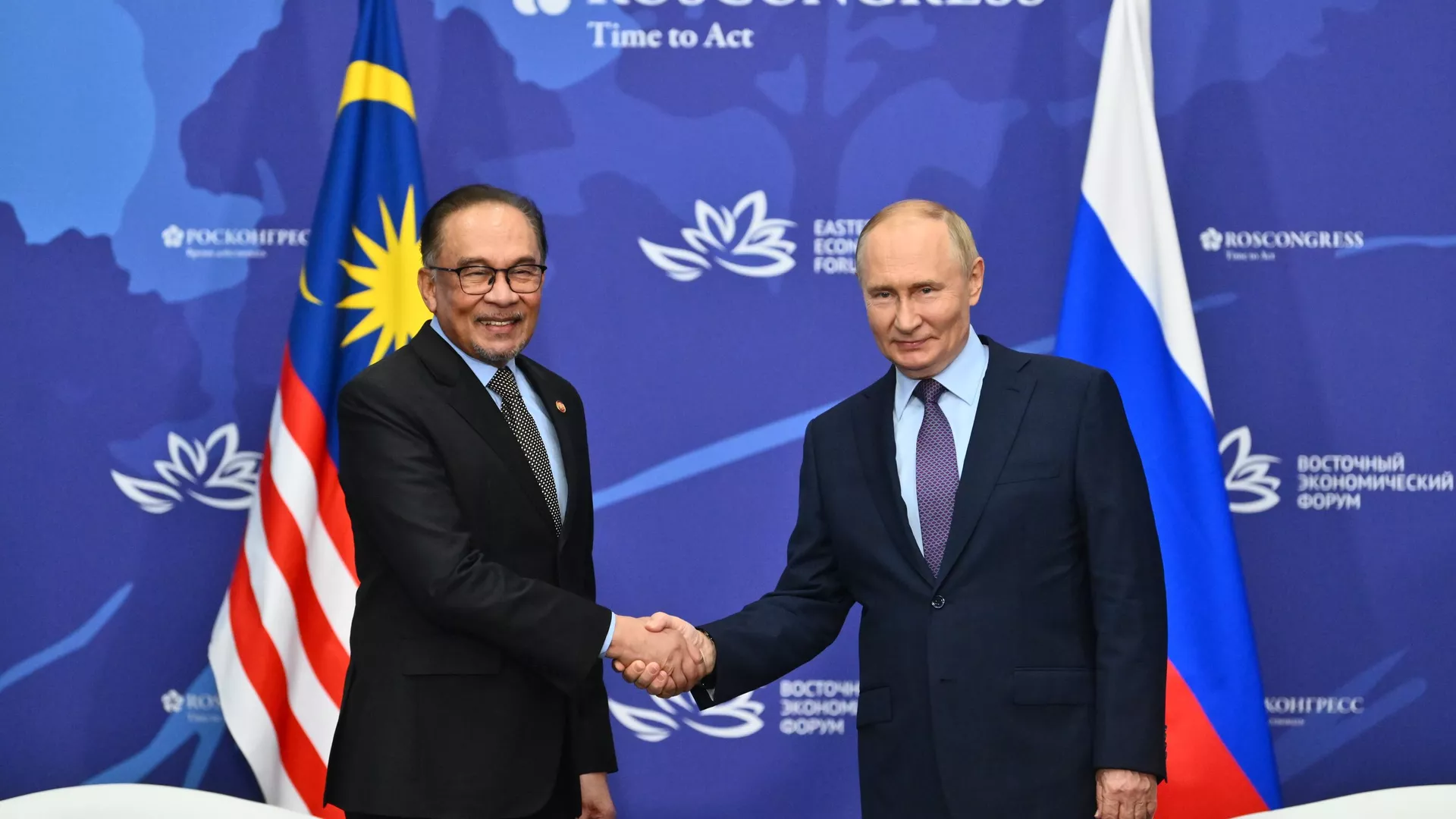 Президент России Владимир Путин и премьер-министр Малайзии Анвар Ибрагим во время встречи в Дальневосточном федеральном университете - РИА Новости, 1920, 14.05.2025